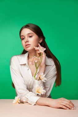 Bluz kollu, çiçekli genç bir kadın.