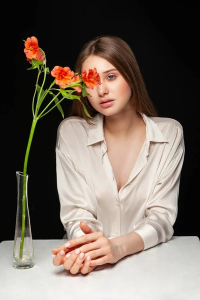 Giovane donna nascondendo il viso dietro fiori freschi — Foto Stock