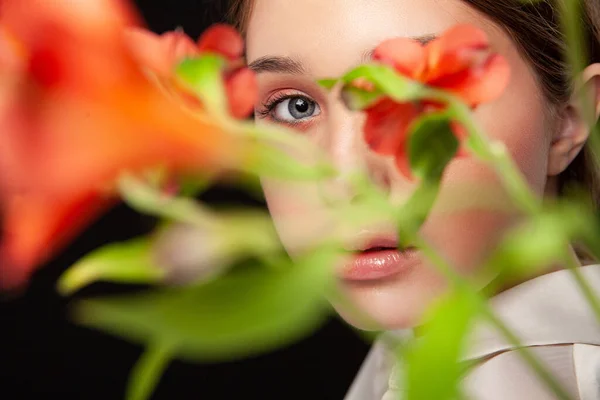 Elégant modèle jeune femme avec des fleurs délicates — Photo