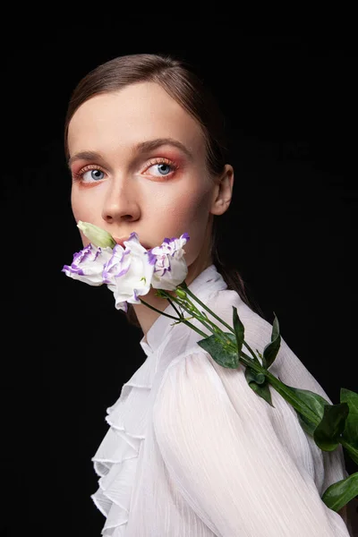 Elegante jonge vrouwelijke model met delicate bloemen — Stockfoto