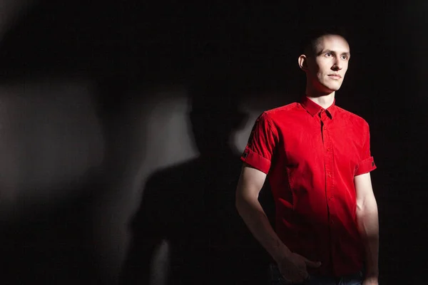 Bărbat elegant în cămașă roșie în studio întunecat — Fotografie, imagine de stoc