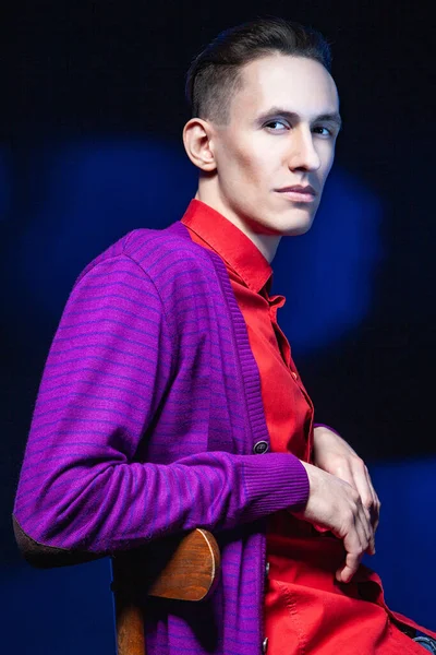 Stylish man in red shirt in dark studio — Stock Photo, Image