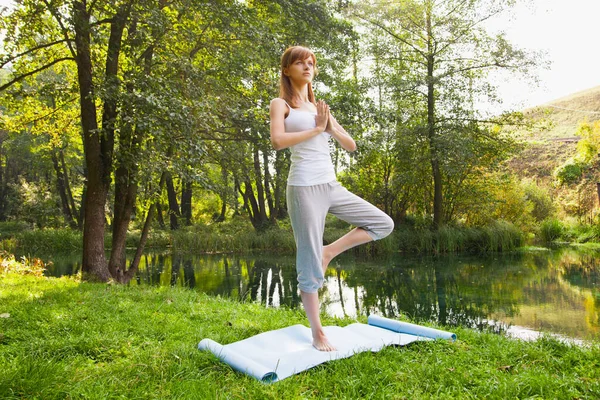 Genç Kız parkta yoga yaparken — Stok fotoğraf