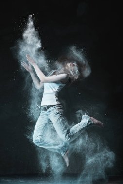 Uçan saçları ve külleriyle Duygusal Vahşi Kadın