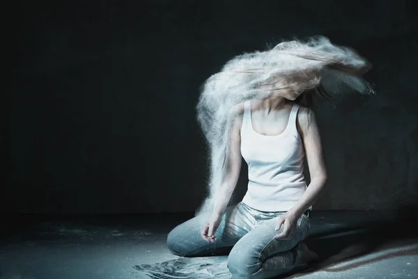 Känslomässig vild kvinna med flygande hår och aska — Stockfoto
