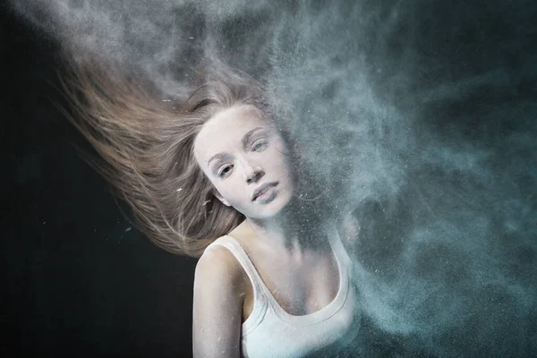 Mulher selvagem emocional com cabelo voador e cinzas — Fotografia de Stock