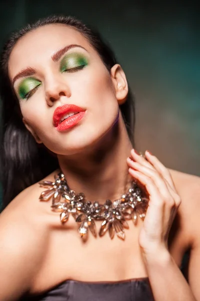 Krásná žena s šperky za tmy — Stock fotografie