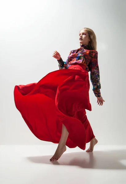 Foto de moda de jovem mulher em vestido vermelho. Estúdio — Fotografia de Stock