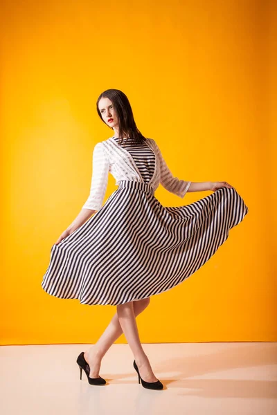 Hermosa morena en vestido precioso, toma de movimiento Imagen de archivo