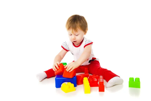 Menina bebê está brincando com brinquedos educativos — Fotografia de Stock
