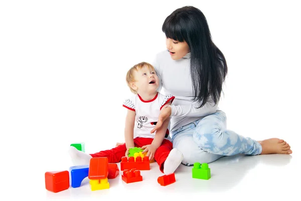 Mor och barn leker med byggstenar leksak — Stockfoto