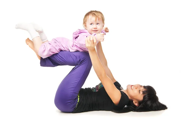 Mutter mit Baby macht Übungen über Weiß — Stockfoto