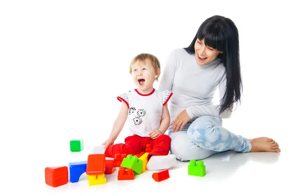 Madre y bebé jugando con bloques de construcción de juguete Imágenes de stock libres de derechos