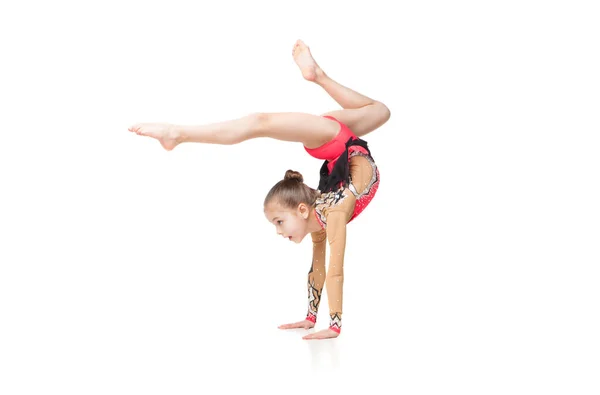 Fetiță drăguță face gimnastică cu o minge peste fundal alb — Fotografie, imagine de stoc