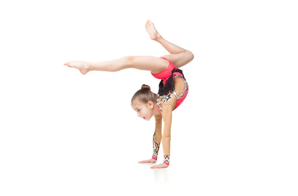 Bonita niña haciendo gimnasia con una pelota sobre fondo blanco —  Fotos de Stock