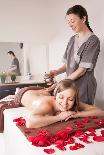 Mujer disfrutando de masaje con aceite de Ayurveda en spa —  Fotos de Stock