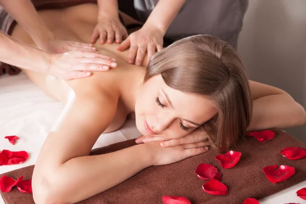 Mujer joven teniendo masaje en spa de belleza . — Foto de Stock