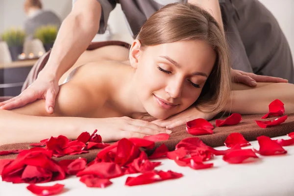 Masseur doing massage on woman body — Stock Photo, Image