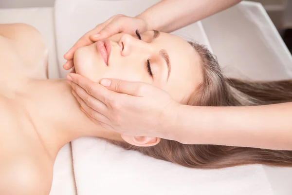 Jovem mulher brilhante recebendo massagem na cabeça — Fotografia de Stock