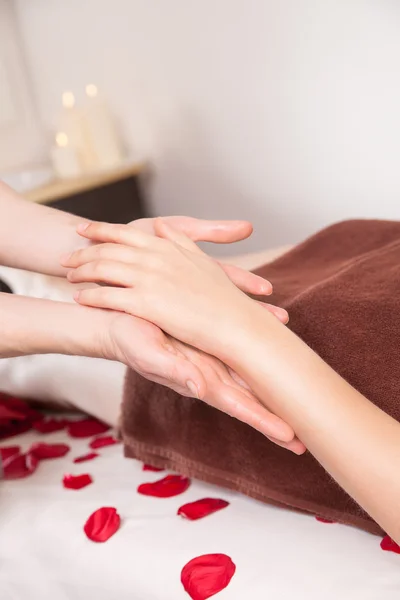 Massagem das mãos no salão de spa — Fotografia de Stock