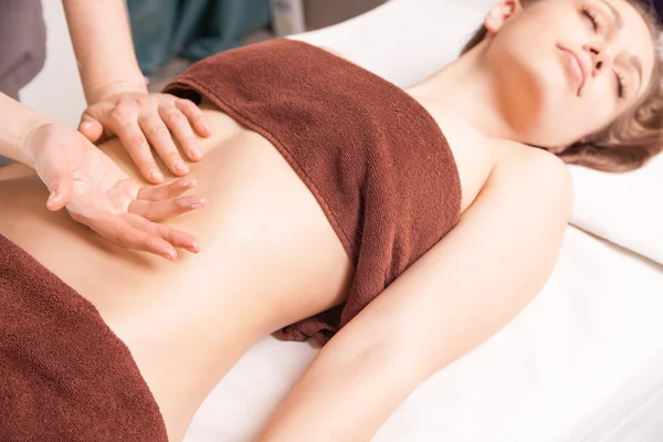 Mujer disfrutando de masaje con aceite de Ayurveda en spa —  Fotos de Stock