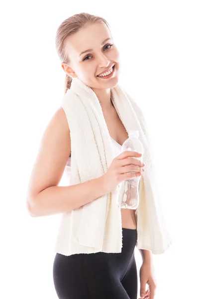 Femme avec bouteille d'eau et serviette. Vêtements fitness — Photo