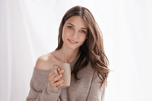 Bella donna che beve caffè, seduta alla finestra — Foto Stock