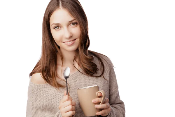Donna su isolato studio sfondo bere caffè — Foto Stock