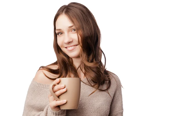 Mulher no estúdio isolado beber café de fundo — Fotografia de Stock