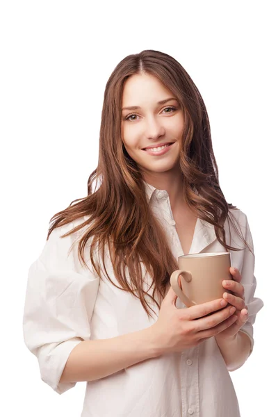 Žena na izolované studio pozadí pití kávy — Stock fotografie
