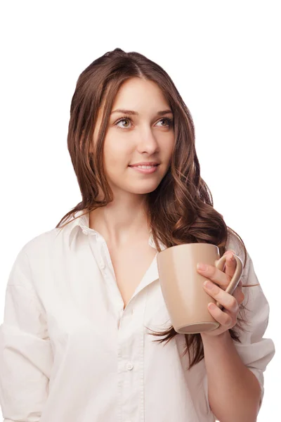 Mulher no estúdio isolado beber café de fundo — Fotografia de Stock