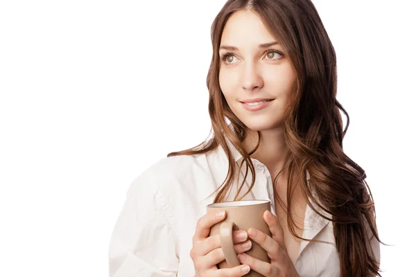 Mulher no estúdio isolado beber café de fundo — Fotografia de Stock