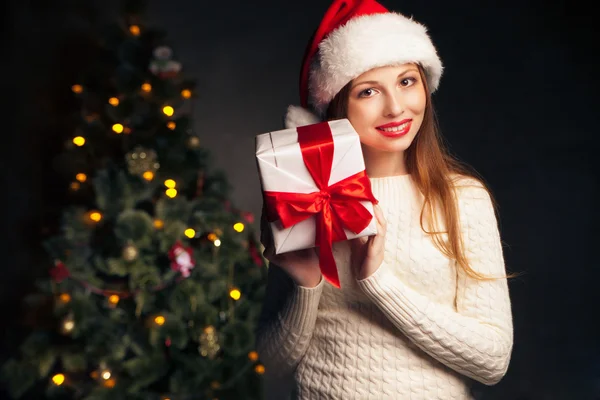Natale. donna sorridente con confezione regalo — Foto Stock