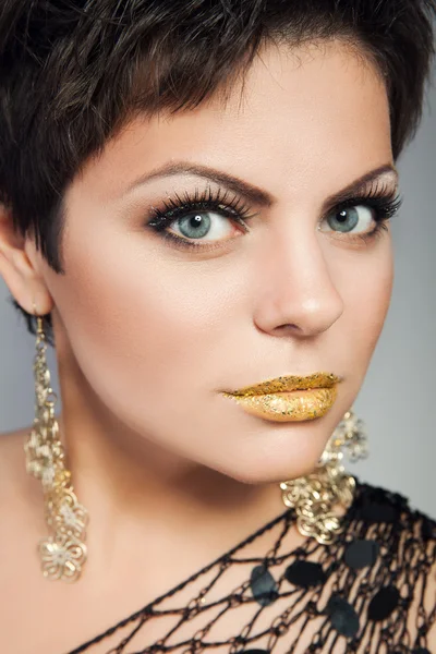 Schöne Frau mit perfektem Gold Make-up — Stockfoto