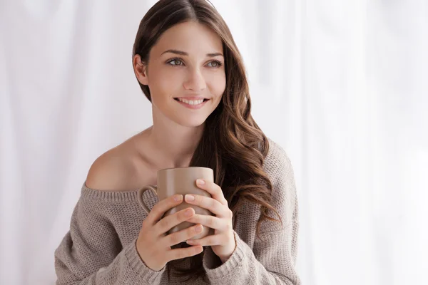 Schöne Frau trinkt Kaffee, sitzt am Fenster — Stockfoto