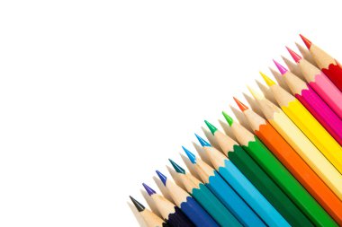 Beyaz arkaplanda izole edilmiş renkli kalemler