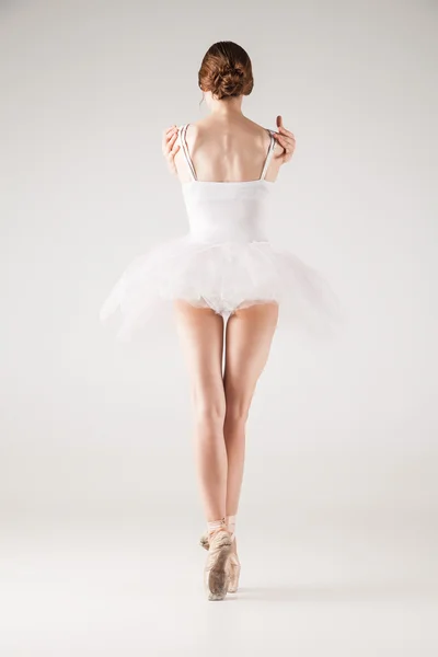 Baletní tanečnice v bílém tutu pózuje — Stock fotografie