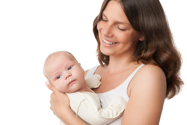 Mãe feliz segurando e abraçando seu bebê — Fotografia de Stock