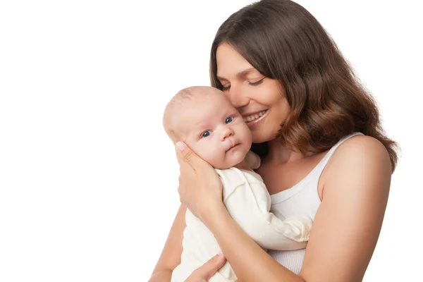 Mãe feliz segurando e abraçando seu bebê — Fotografia de Stock