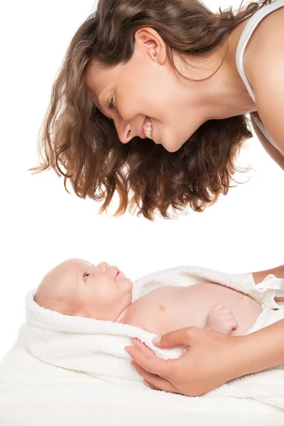 Mãe feliz com seu bebê envolto em toalha — Fotografia de Stock