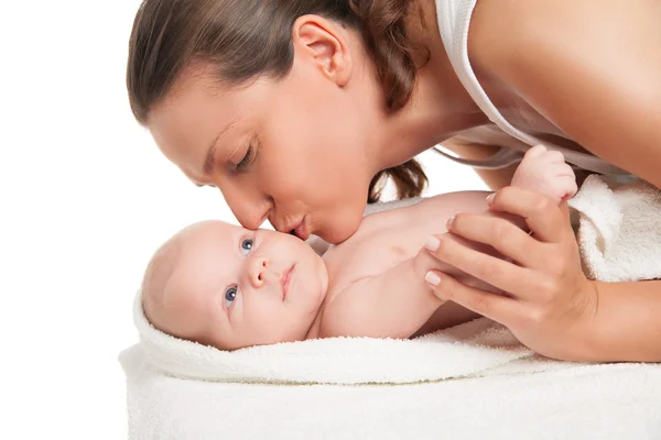 Счастливая мать с ребенком, завернутым в полотенце — стоковое фото