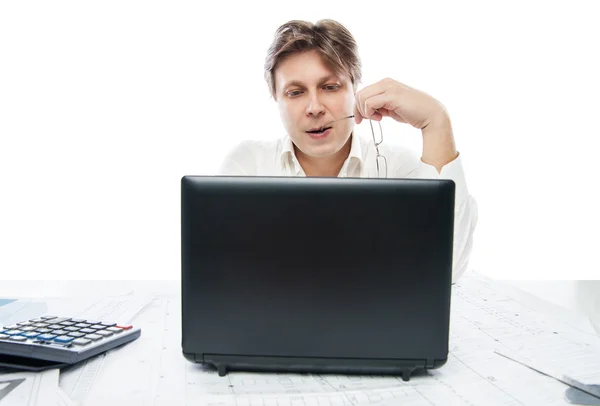 Pensando jovem trabalhador de escritório com laptop isolado — Fotografia de Stock