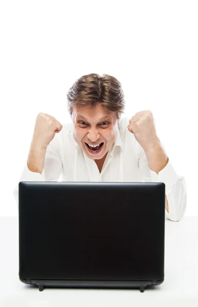 Felice giovane uomo guardando il computer portatile e gesticolando — Foto Stock