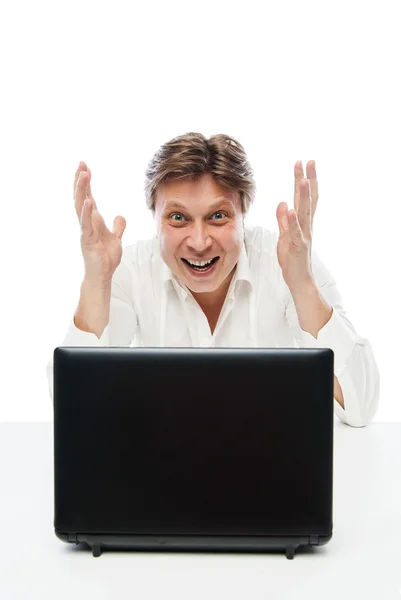 Felice giovane uomo guardando il computer portatile e gesticolando — Foto Stock