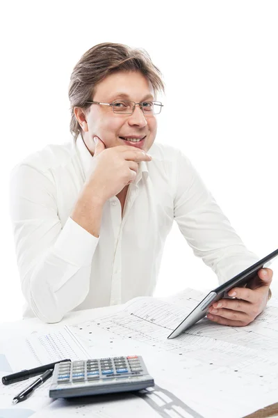 Zakenman tablet-Pc gebruiken in office geïsoleerd — Stockfoto