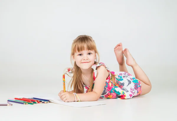 Mooi meisje tekenen met kleurrijke potloden — Stockfoto