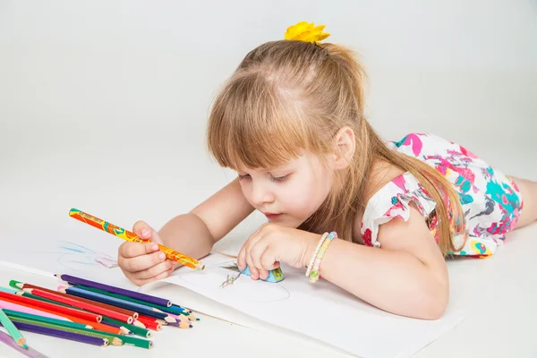 Linda menina desenho com lápis coloridos — Fotografia de Stock