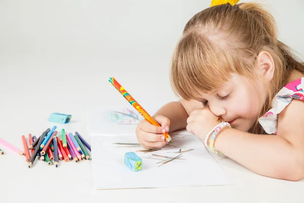 Linda menina desenho com lápis coloridos — Fotografia de Stock