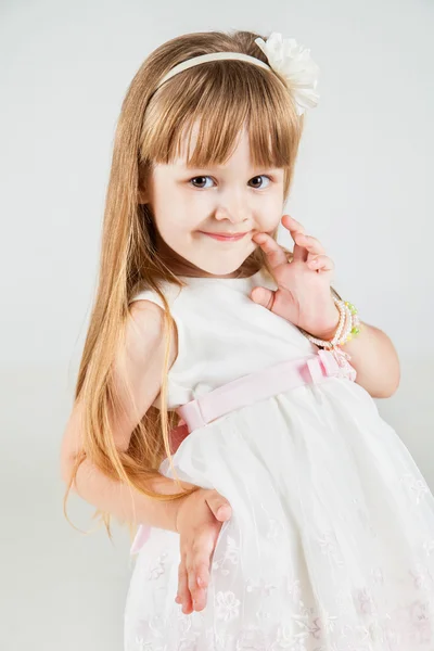 Malá módní dívka v krásné šaty pózuje — Stock fotografie