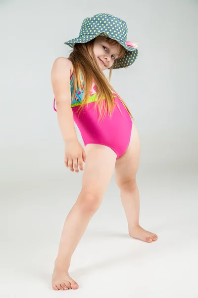 Niñas posando en trajes de baño y sombrero — Foto de Stock